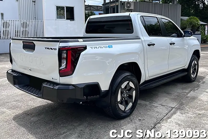 Toyota Hilux in White for Sale Image 2